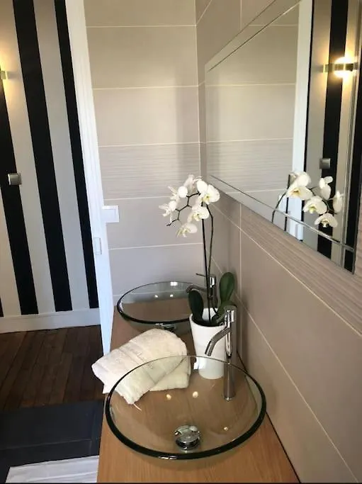 Une Maison A Paris Apartment