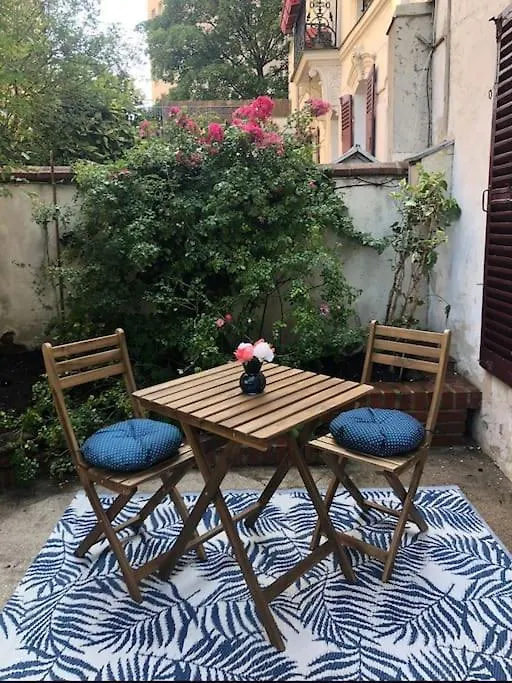 Une Maison A Paris