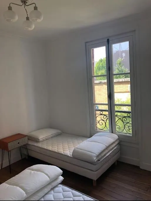 Une Maison A Paris 0*,
